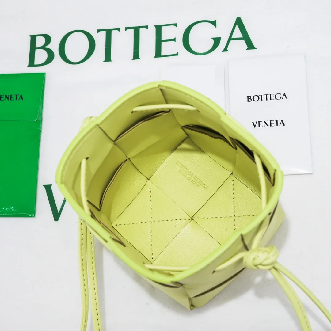 Small lemon yellow 🔻Bottega veneta* new woven small bucket bag latest series# The square bag shape is matched with classic woven elements, drawstring design, minimalism, and has a very large capacity. Every color is beautiful, it is simple and elegant but has a cool style. It can be used by both men and women, and the upper body is fashionable and classy! Style number: 6611# Large size: 14*9*9cm